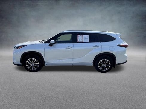 Used 2024 Toyota Highlander XLE AWD/4WD image 2