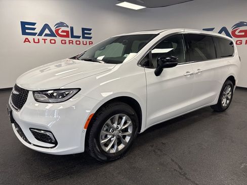 New 2026 Chrysler Pacifica Limited w/ Uconnect Theater Family Group image 6