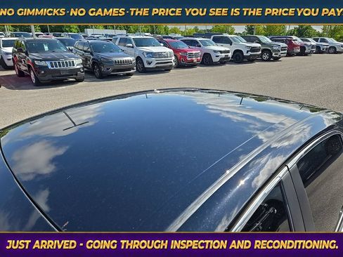 Used 2018 Toyota Camry SE w/ Convenience Package FWD image 13