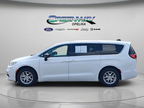 Used 2024 Chrysler Pacifica Touring-L FWD image 4