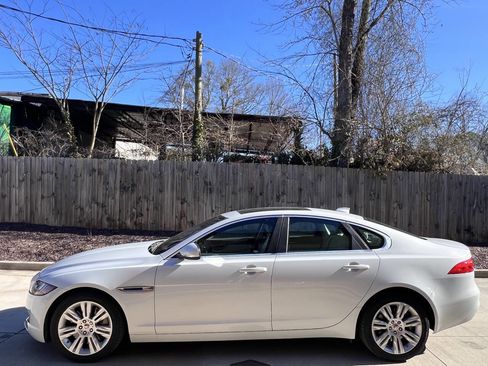 Used 2017 Jaguar XF Premium image 4