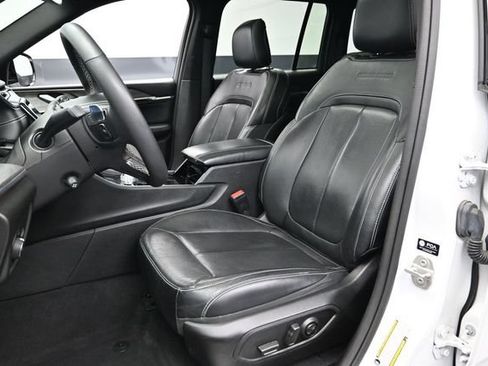 Used 2023 Jeep Grand Cherokee Overland AWD/4WD image 24
