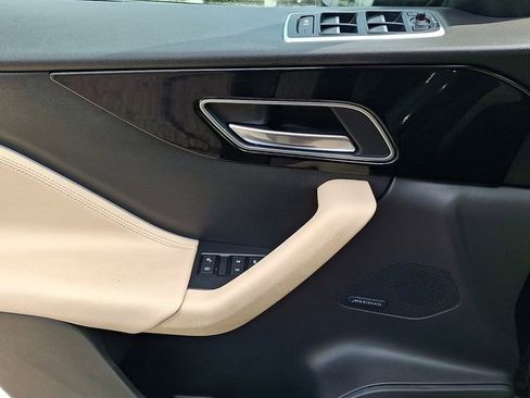 Used 2018 Jaguar F-PACE Premium image 12