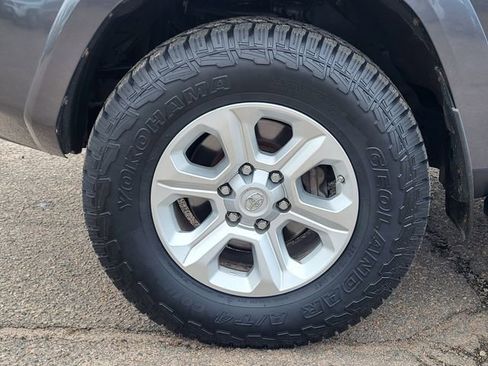 Used 2015 Toyota 4Runner SR5 AWD/4WD image 10