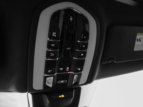 Certified 2022 Porsche Macan AWD/4WD image 37