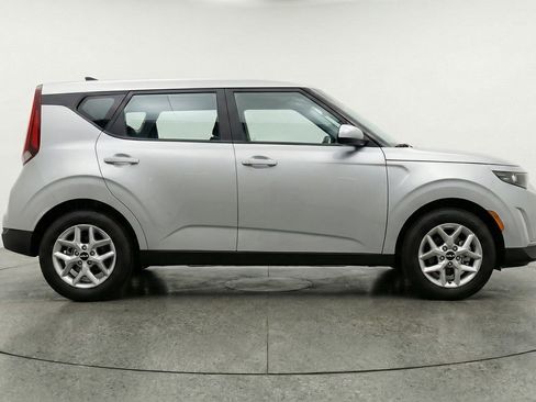 Used 2025 Kia Soul LX w/ LX Technology Package FWD image 11
