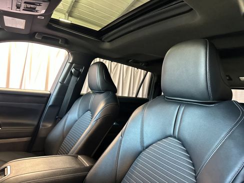 Used 2025 Toyota Highlander XSE AWD/4WD image 19