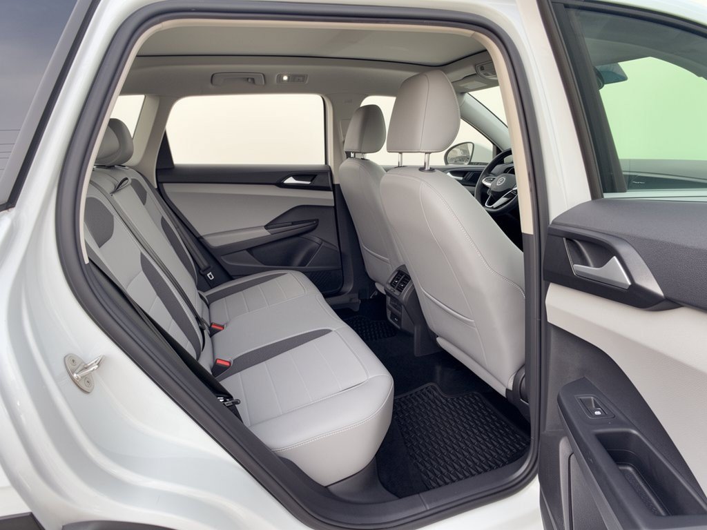 Certified 2022 Volkswagen Taos SE w/ Panoramic Sunroof Package AWD/4WD image 29