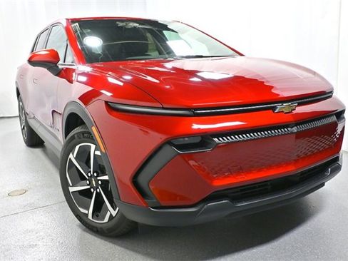 New 2026 Chevrolet Equinox EV LT image 2