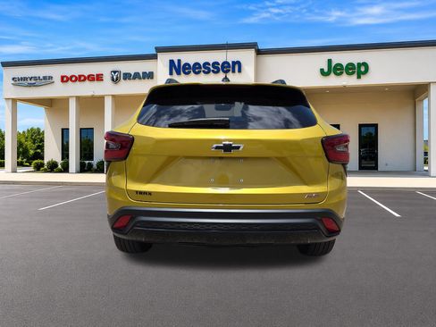 Used 2024 Chevrolet Trax RS w/ Sunroof Package FWD image 7