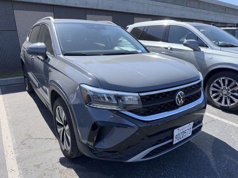 Used 2023 Volkswagen Taos SE w/ Panoramic Sunroof Package image 3