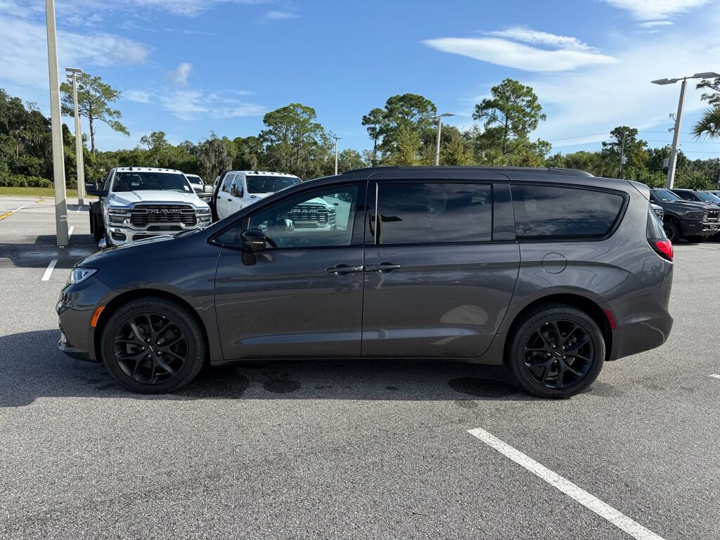 Used 2023 Chrysler Pacifica Limited w/ S Appearance Package AWD/4WD image 6