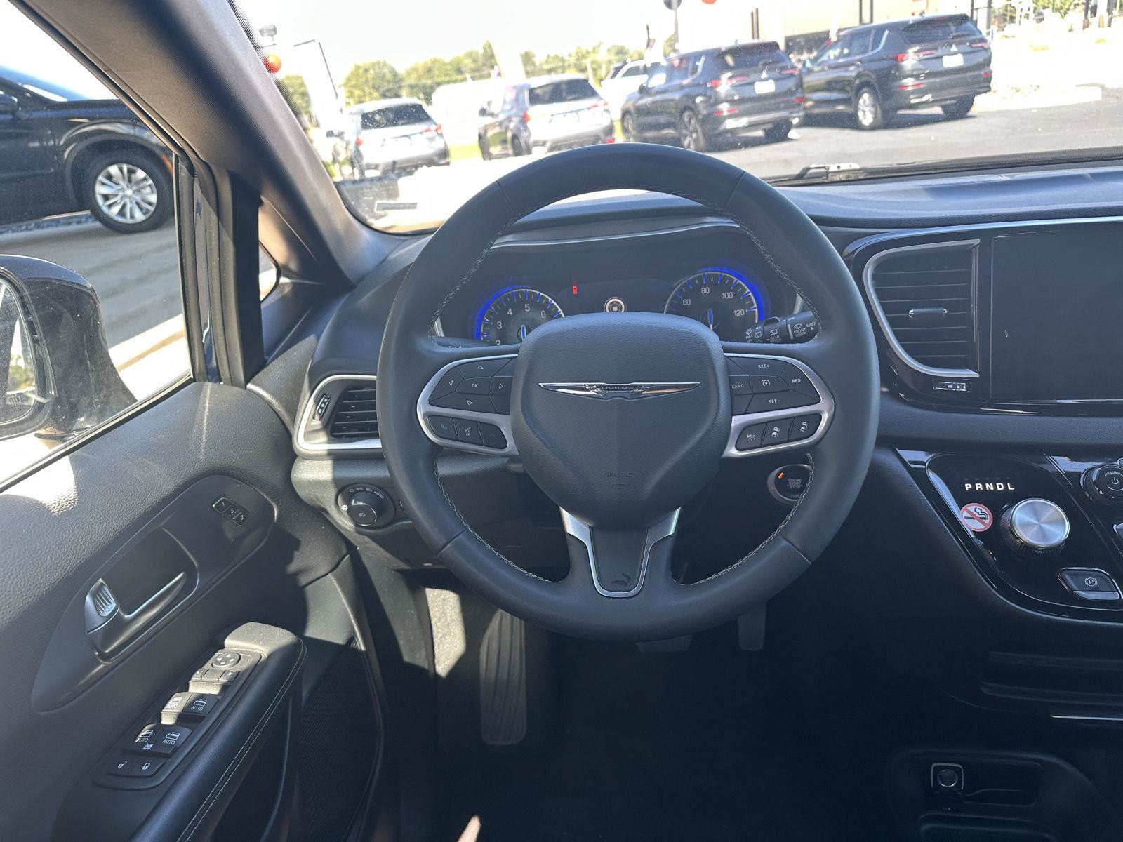 Used 2025 Chrysler Pacifica Select FWD image 17