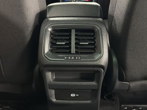 Used 2025 Volkswagen Taos SE AWD/4WD image 34
