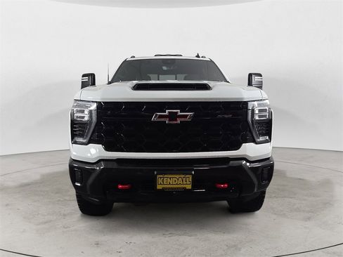 Used 2024 Chevrolet Silverado 2500 ZR2 w/ Technology Package image 8