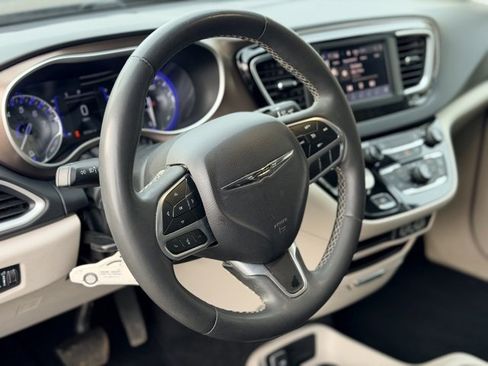 Used 2023 Chrysler Voyager LX image 7