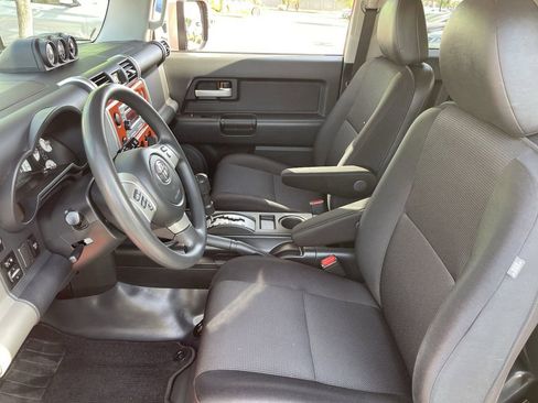 Used 2013 Toyota FJ Cruiser 4WD w/ Convenience Pkg image 19