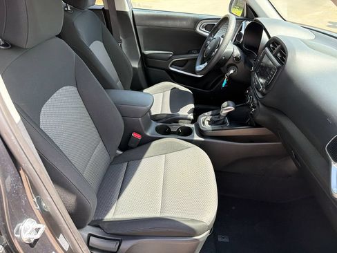 Used 2025 Kia Soul LX w/ LX Technology Package FWD image 13