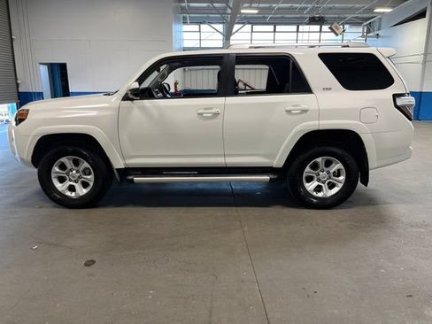 Used 2017 Toyota 4Runner SR5 AWD/4WD image 6