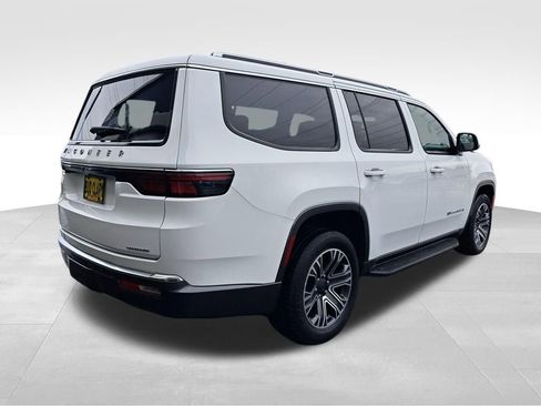 Used 2022 Jeep Wagoneer Series III AWD/4WD image 6