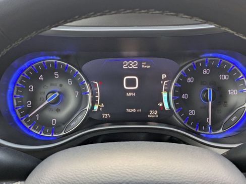 Used 2022 Chrysler Pacifica Touring-L image 9