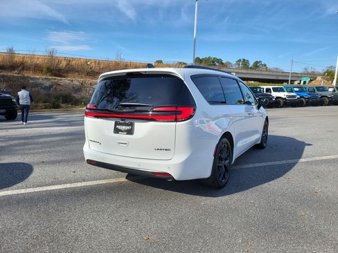 New 2026 Chrysler Pacifica Limited image 6
