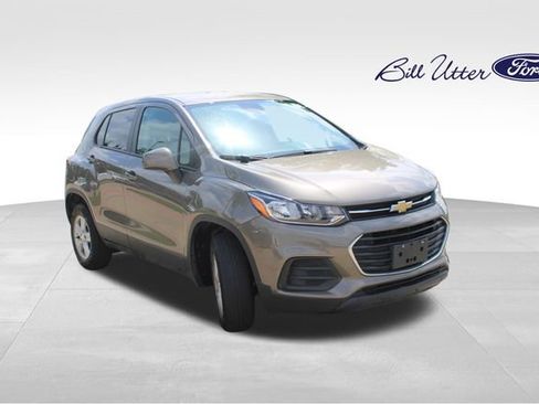 Used 2021 Chevrolet Trax LS w/ Tint and Cruise Package AWD/4WD image 3