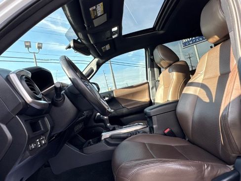 Used 2017 Toyota Tacoma Limited image 18