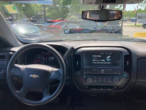 Used 2019 Chevrolet Silverado 1500 Custom w/ Custom Convenience Package AWD/4WD image 11