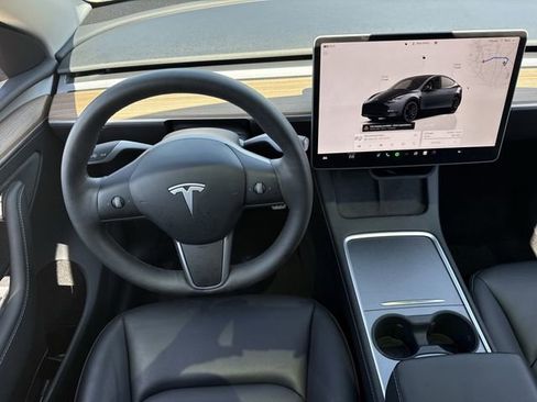 Used 2025 Tesla Model Y Performance image 12