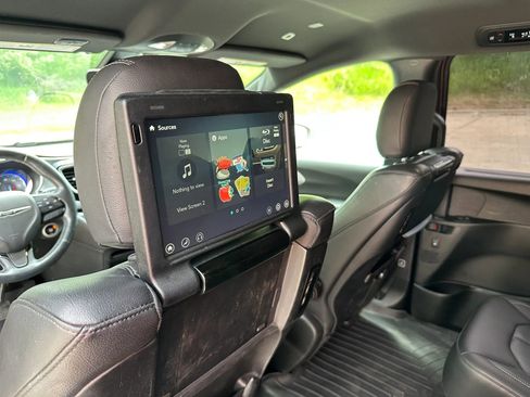 Used 2018 Chrysler Pacifica Touring-L Plus w/ S Appearance Package FWD image 33