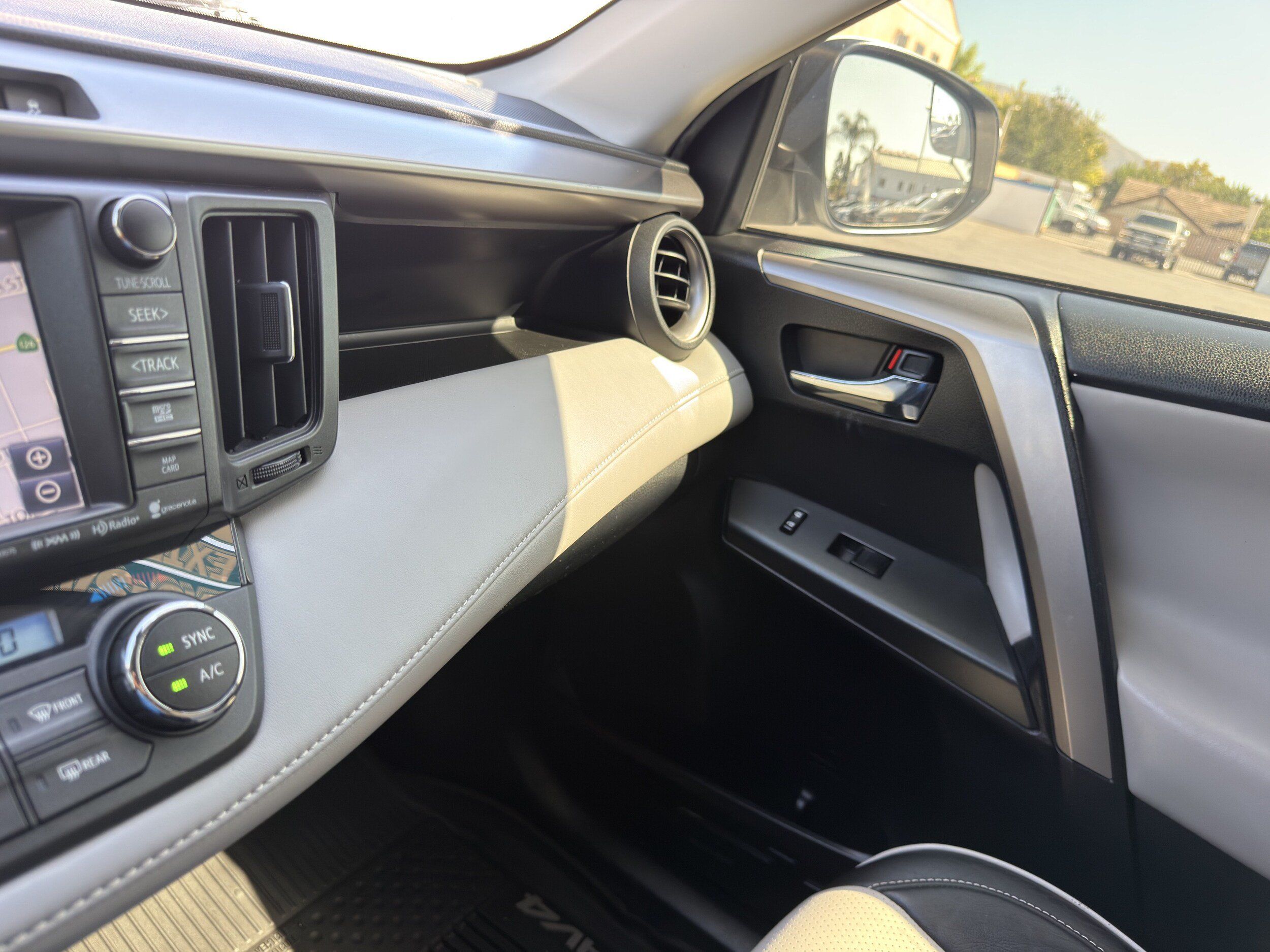 Used 2018 Toyota RAV4 XLE w/ Carpet Mat Package AWD/4WD image 39