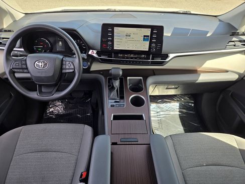 Used 2024 Toyota Sienna LE FWD image 14