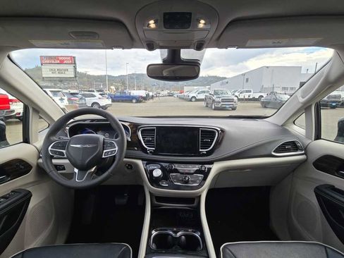 Used 2023 Chrysler Pacifica Limited image 15