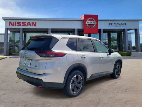 Used 2024 Nissan Rogue SV FWD image 2