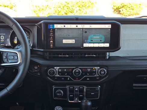 Used 2025 Jeep Wrangler Unlimited Sahara AWD/4WD image 27