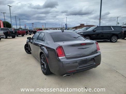 Used 2022 Chrysler 300 Touring L RWD image 5