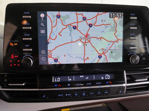 Used 2022 Toyota Sienna XLE w/ XLE Plus Package image 18