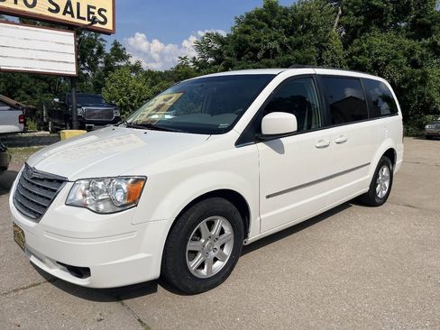 Used 2010 Chrysler Town & Country Touring FWD image 2