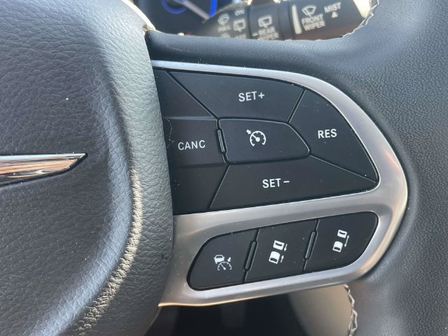 Used 2023 Chrysler Pacifica Touring-L FWD image 23