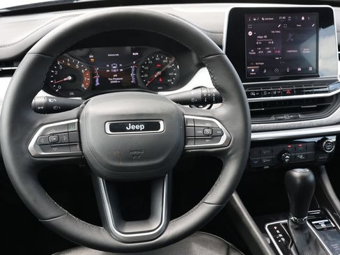 Used 2025 Jeep Compass Latitude AWD/4WD image 16