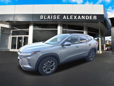 Used 2024 Chevrolet Trax LT w/ LT Convenience Package image 9