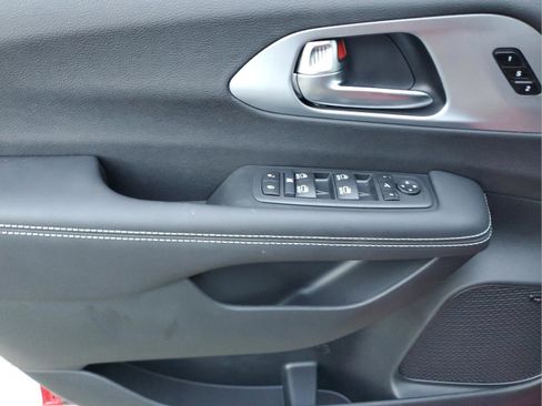 New 2026 Chrysler Pacifica Limited w/ Uconnect Theater Family Group image 25