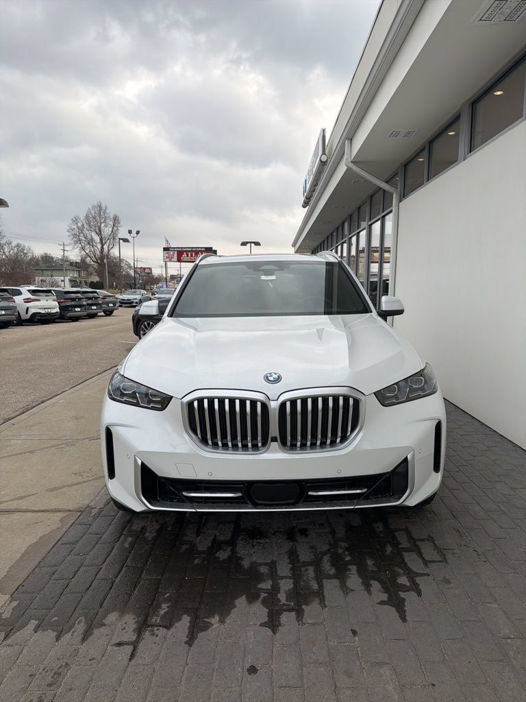 New 2026 BMW X5 xDrive50e w/ Premium Package AWD/4WD image 2
