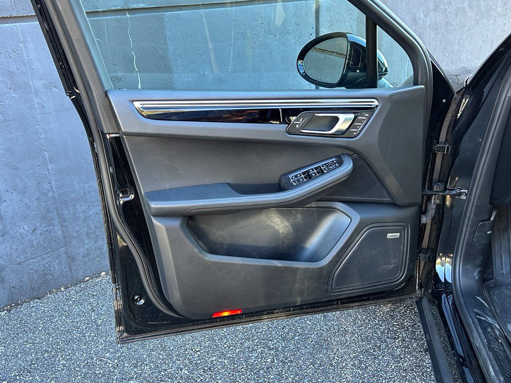 Certified 2020 Porsche Macan AWD/4WD image 24