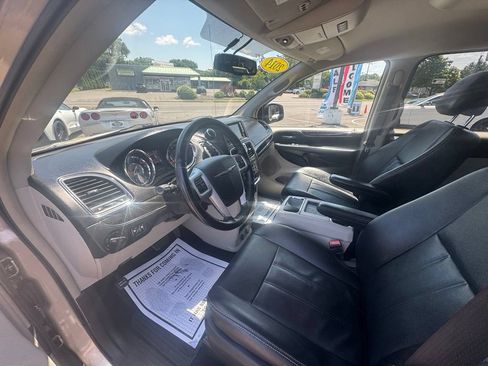 Used 2014 Chrysler Town & Country Touring FWD image 32