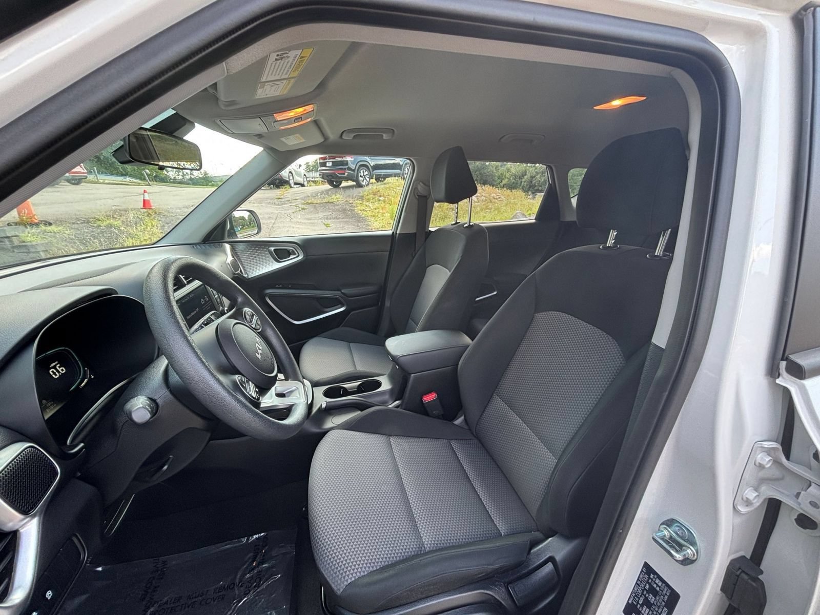 Used 2025 Kia Soul LX w/ LX Technology Package FWD image 32