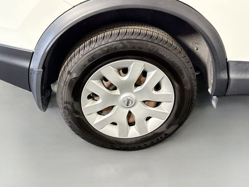 Used 2020 Nissan Rogue Sport S image 32