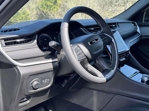 Used 2025 Jeep Grand Cherokee Altitude AWD/4WD image 2
