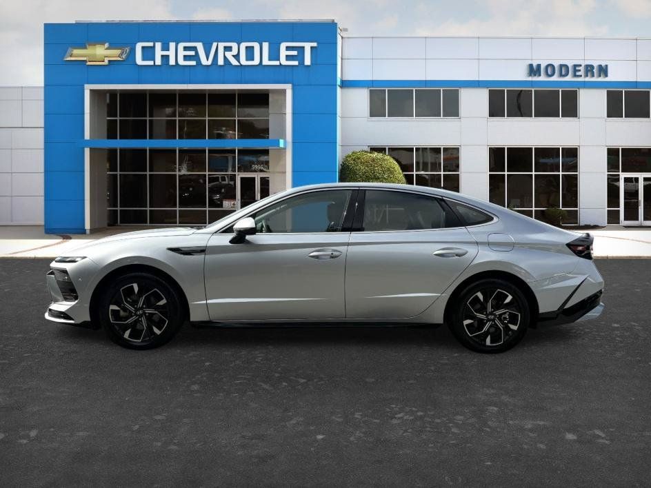 Used 2025 Hyundai Sonata SEL FWD image 2